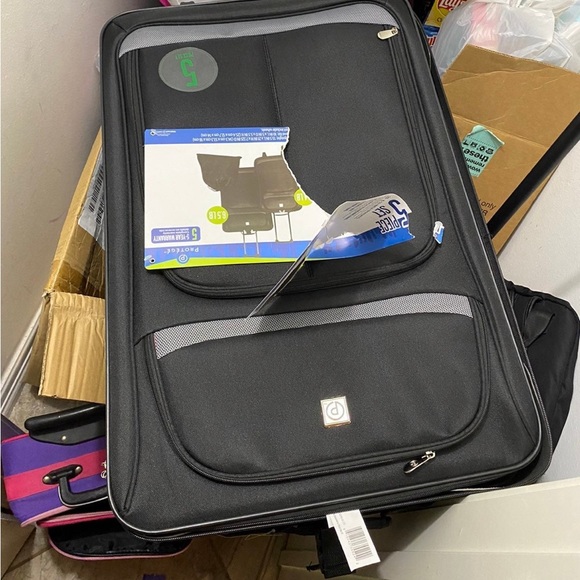 Brand new luggage set. 5 pieces(2 suitcases,1 bag,1 shoe bag,1 drawstring bag) - Picture 2 of 5